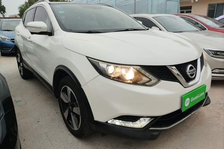 Used Nissan Qashqai 2016 2.0L CVT Luxury Edition Front Right 45 Deg