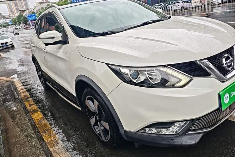Used Nissan Qashqai 2016 2.0L CVT Luxury Edition Front Right 45 Deg
