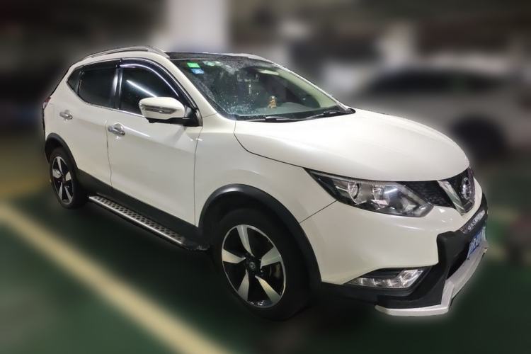 Used Nissan Qashqai 2016 2.0L CVT Luxury Edition Front Right 45 Deg