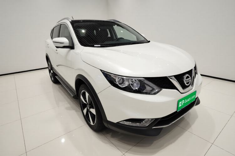 Used Nissan Qashqai 2016 2.0L CVT Luxury Edition Front Right 45 Deg