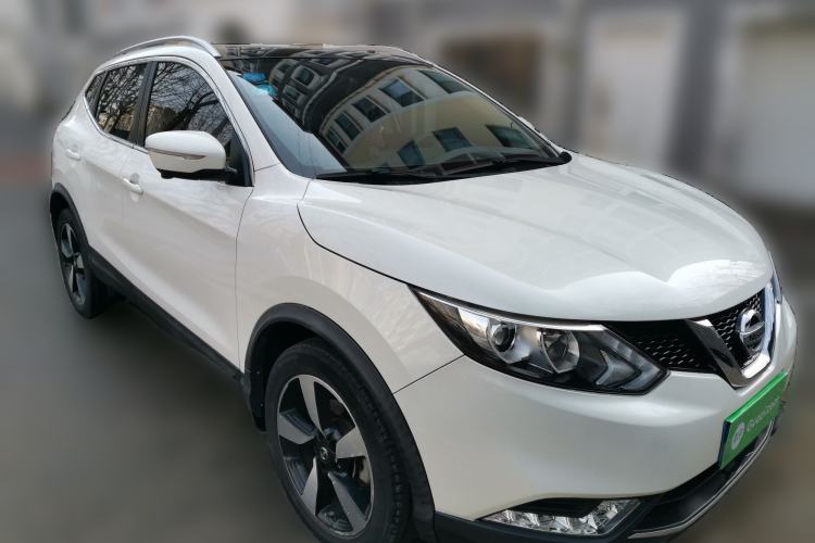 Used Nissan Qashqai 2016 2.0L CVT Luxury Edition Front Right 45 Deg