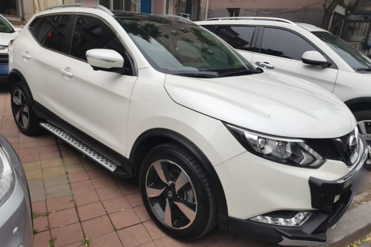 Used Nissan Qashqai 2016 2.0L CVT Luxury Edition Front Right 45 Deg
