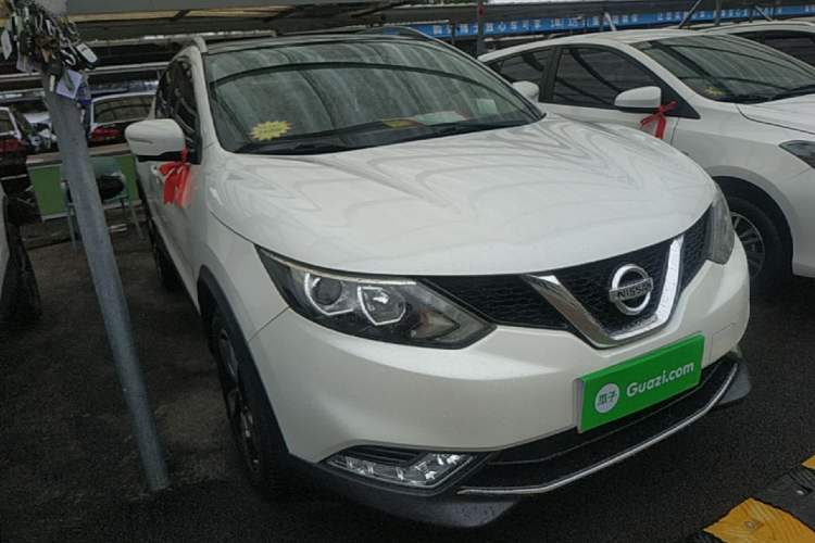 Used Nissan Qashqai 2016 2.0L CVT Luxury Edition Front Right 45 Deg