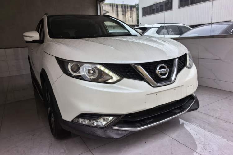 Used Nissan Qashqai 2016 2.0L CVT Luxury Edition Front Right 45 Deg