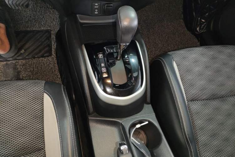 Used Nissan Qashqai 2016 2.0L CVT Luxury Edition Gear Lever