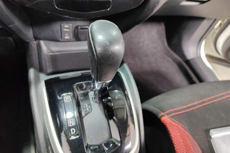 Used Nissan Qashqai 2016 2.0L CVT Luxury Edition Gear Lever