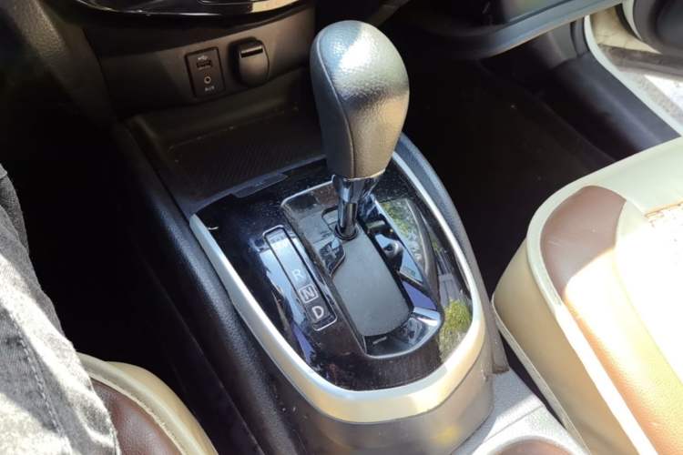 Used Nissan Qashqai 2016 2.0L CVT Elite Edition Gear Lever