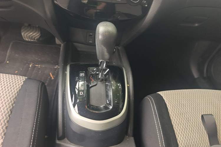 Used Nissan Qashqai 2016 2.0L CVT Elite Edition Gear Lever