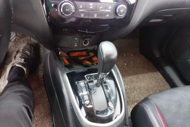 Used Nissan Qashqai 2016 2.0L CVT Luxury Edition Gear Lever