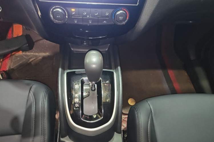 Used Nissan Qashqai 2016 2.0L CVT Elite Edition Gear Lever
