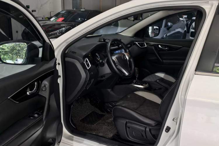 Used Nissan Qashqai 2016 2.0L CVT Luxury Edition Interior 2