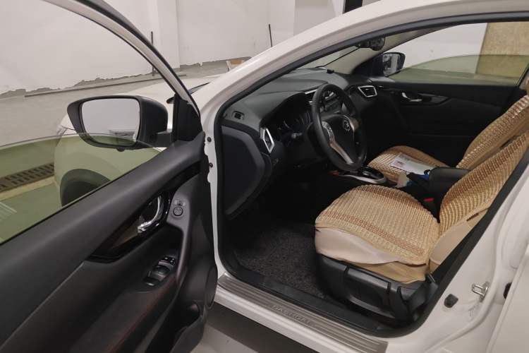Used Nissan Qashqai 2016 2.0L CVT Elite Edition Interior 3