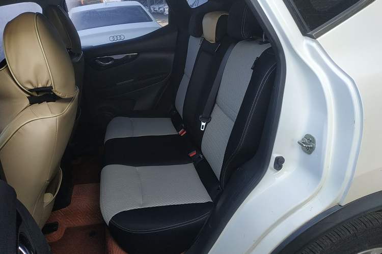 Used Nissan Qashqai 2016 2.0L CVT Elite Edition Interior 4