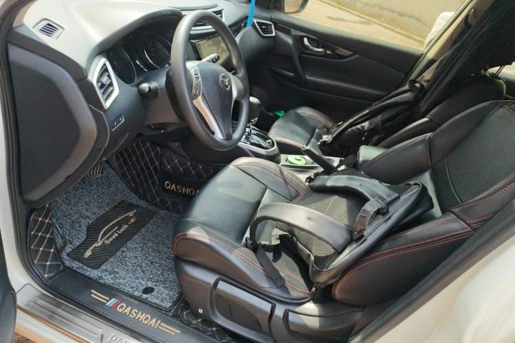 Used Nissan Qashqai 2016 2.0L CVT Elite Edition Left Front Seat