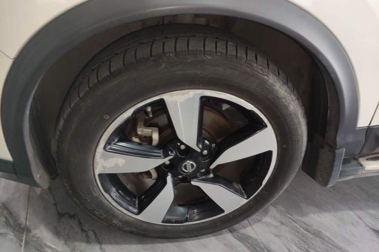 Used Nissan Qashqai 2016 2.0L CVT Luxury Edition Left Front Wheel Hub