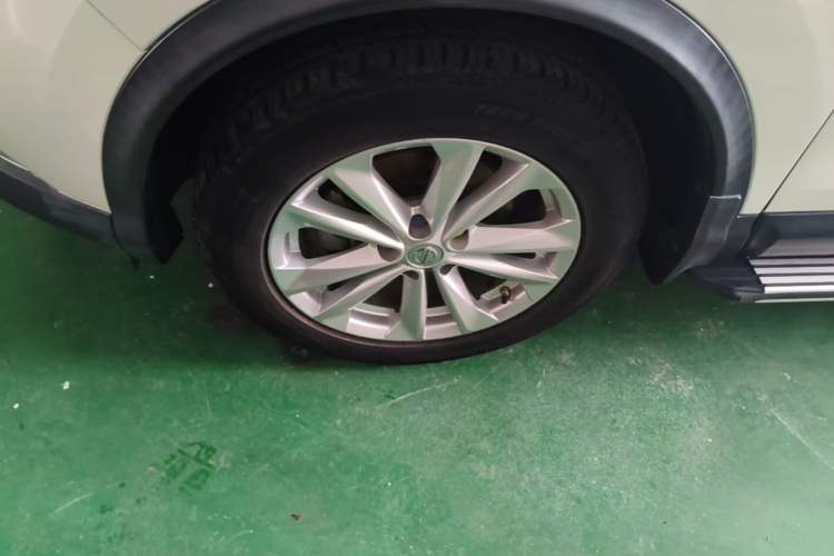Used Nissan Qashqai 2016 2.0L CVT Elite Edition Left Front Wheel Hub