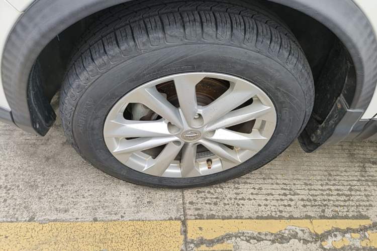 Used Nissan Qashqai 2016 2.0L CVT Elite Edition Left Front Wheel Hub