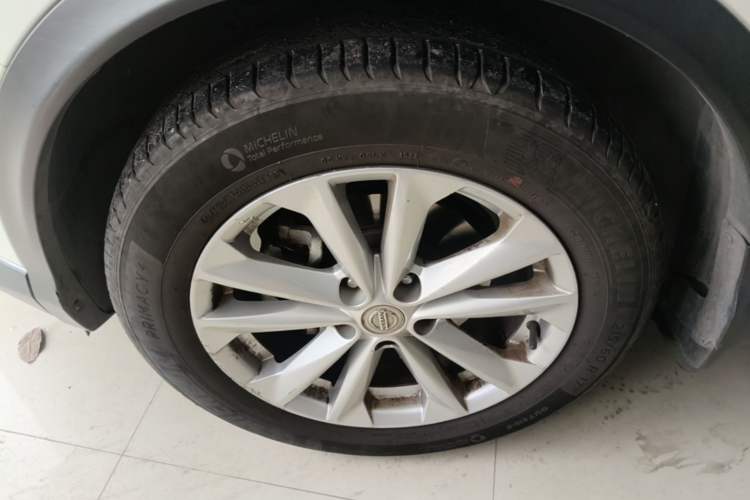 Used Nissan Qashqai 2016 2.0L CVT Elite Edition Left Front Wheel Hub