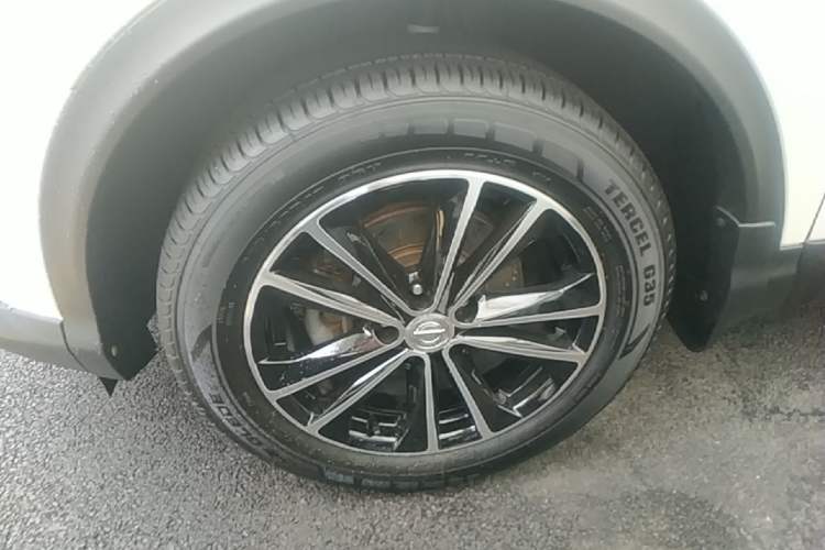 Used Nissan Qashqai 2016 2.0L CVT Elite Edition Left Front Wheel Hub