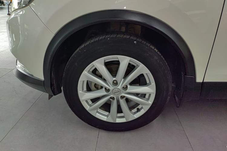 Used Nissan Qashqai 2016 2.0L CVT Elite Edition Left Front Wheel Hub