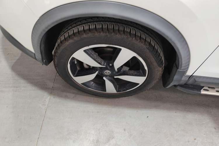 Used Nissan Qashqai 2016 2.0L CVT Luxury Edition Left Front Wheel Hub