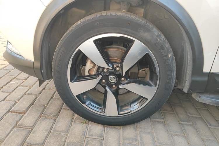 Used Nissan Qashqai 2016 2.0L CVT Luxury Edition Left Front Wheel Hub