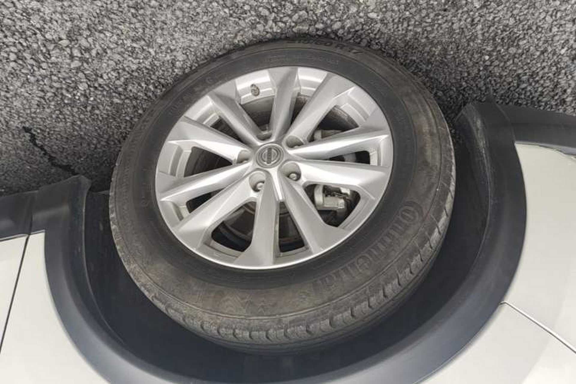 Used Nissan Qashqai 2016 2.0L CVT Elite Edition Left Front Wheel Hub