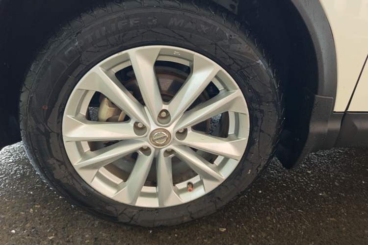 Used Nissan Qashqai 2016 2.0L CVT Elite Edition Left Front Wheel Hub