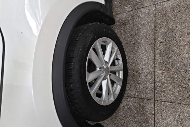 Used Nissan Qashqai 2016 2.0L CVT Elite Edition Left Front Wheel Hub