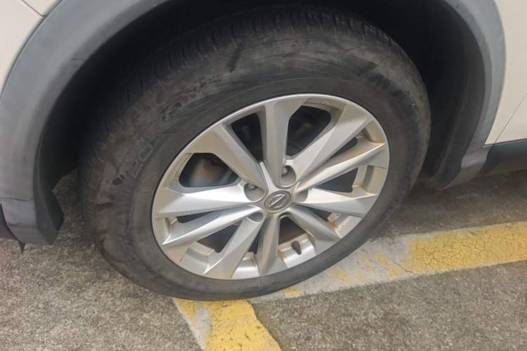 Used Nissan Qashqai 2016 2.0L CVT Elite Edition Left Front Wheel Hub