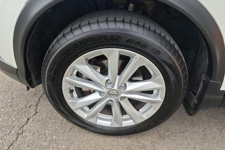 Used Nissan Qashqai 2016 2.0L CVT Elite Edition Left Front Wheel Hub