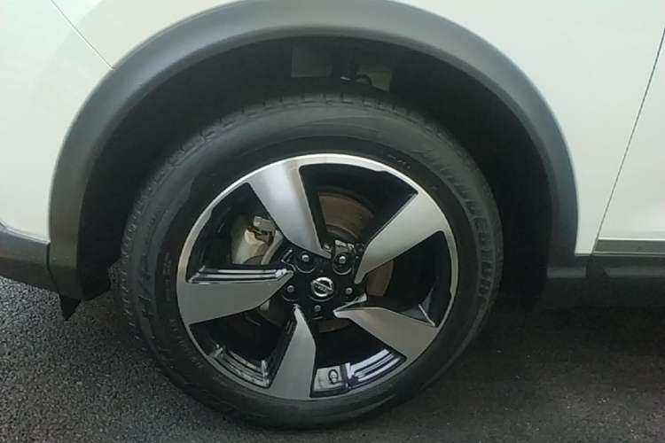 Used Nissan Qashqai 2016 2.0L CVT Luxury Edition Left Front Wheel Hub