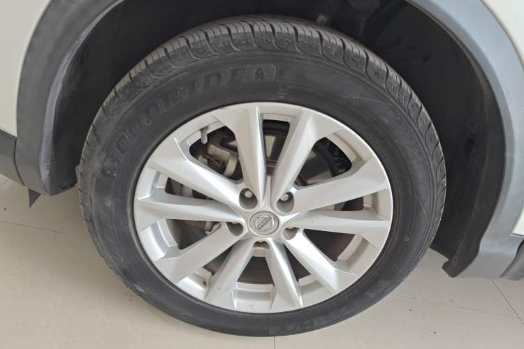 Used Nissan Qashqai 2016 2.0L CVT Elite Edition Left Front Wheel Hub