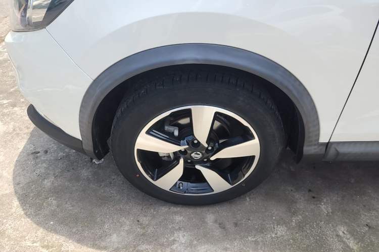 Used Nissan Qashqai 2016 2.0L CVT Luxury Edition Left Front Wheel Hub