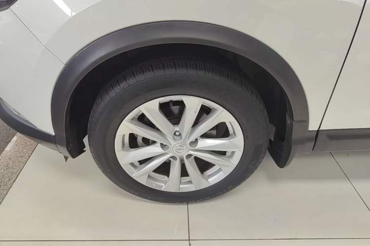 Used Nissan Qashqai 2016 2.0L CVT Elite Edition Left Front Wheel Hub