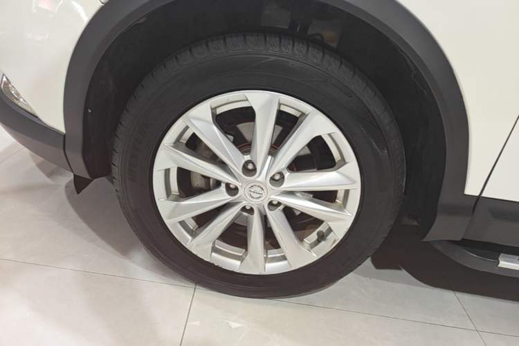 Used Nissan Qashqai 2016 2.0L CVT Elite Edition Left Front Wheel Hub