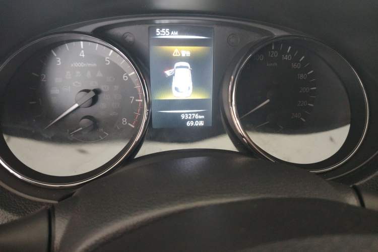 Used Nissan Qashqai 2016 2.0L CVT Elite Edition Odometer Close Up
