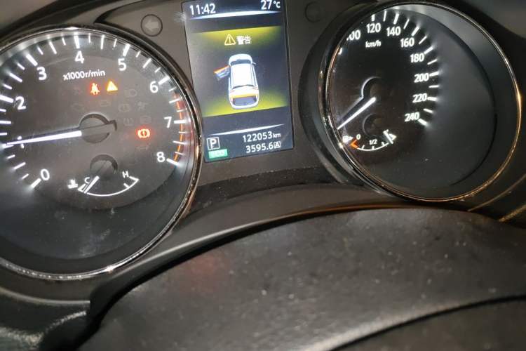 Used Nissan Qashqai 2016 2.0L CVT Elite Edition Odometer Close Up