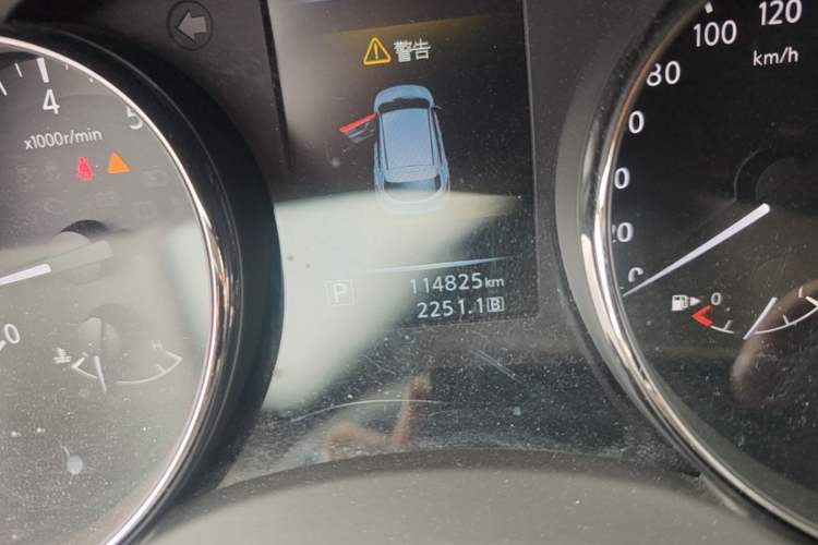 Used Nissan Qashqai 2016 2.0L CVT Elite Edition Odometer Close Up