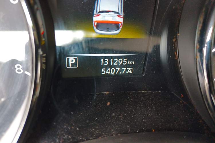 Used Nissan Qashqai 2016 2.0L CVT Elite Edition Odometer Close Up