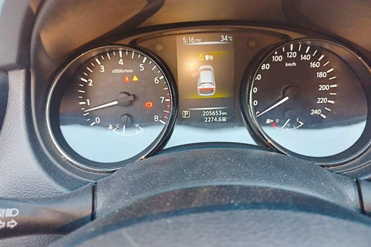 Used Nissan Qashqai 2016 2.0L CVT Luxury Edition Odometer Close Up