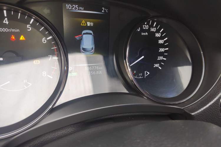 Used Nissan Qashqai 2016 2.0L CVT Luxury Edition Odometer Close Up