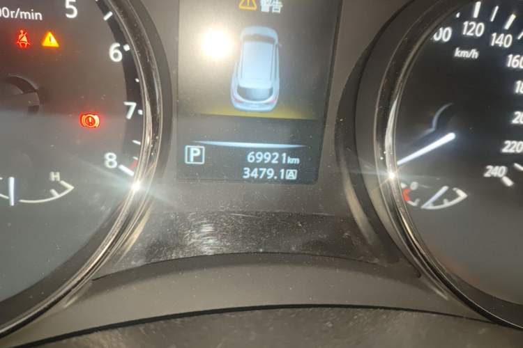 Used Nissan Qashqai 2016 2.0L CVT Elite Edition Odometer Close Up