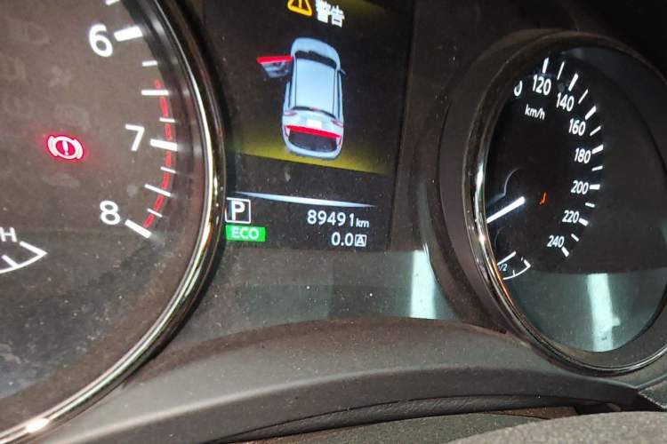 Used Nissan Qashqai 2016 2.0L CVT Elite Edition Odometer Close Up