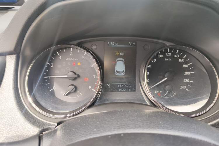 Used Nissan Qashqai 2016 2.0L CVT Elite Edition Odometer Close Up