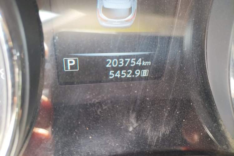Used Nissan Qashqai 2016 2.0L CVT Elite Edition Odometer Close Up