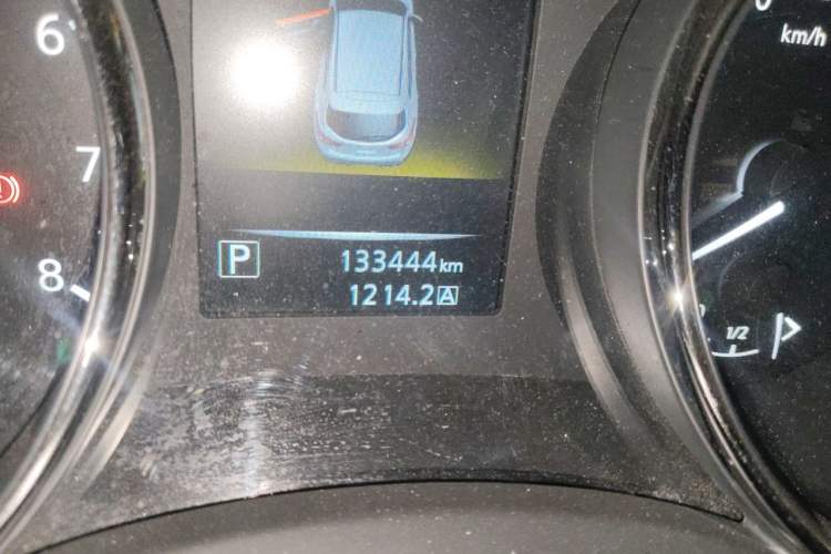 Used Nissan Qashqai 2016 2.0L CVT Elite Edition Odometer Close Up