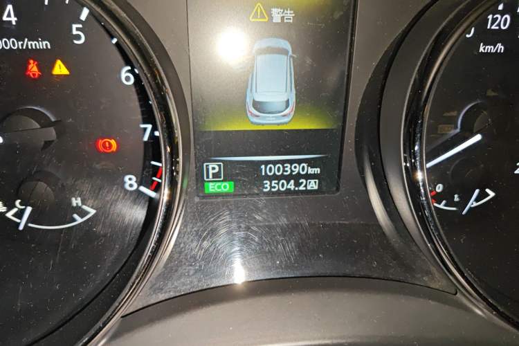 Used Nissan Qashqai 2016 2.0L CVT Elite Edition Odometer Close Up
