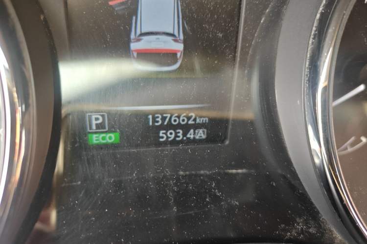 Used Nissan Qashqai 2016 2.0L CVT Elite Edition Odometer Close Up