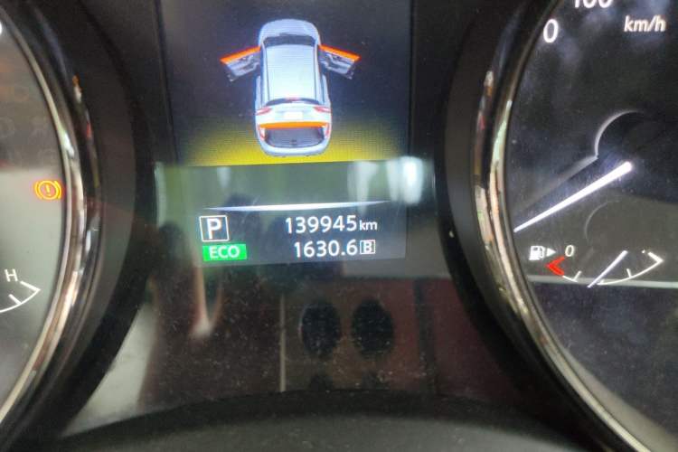 Used Nissan Qashqai 2016 2.0L CVT Elite Edition Odometer Close Up
